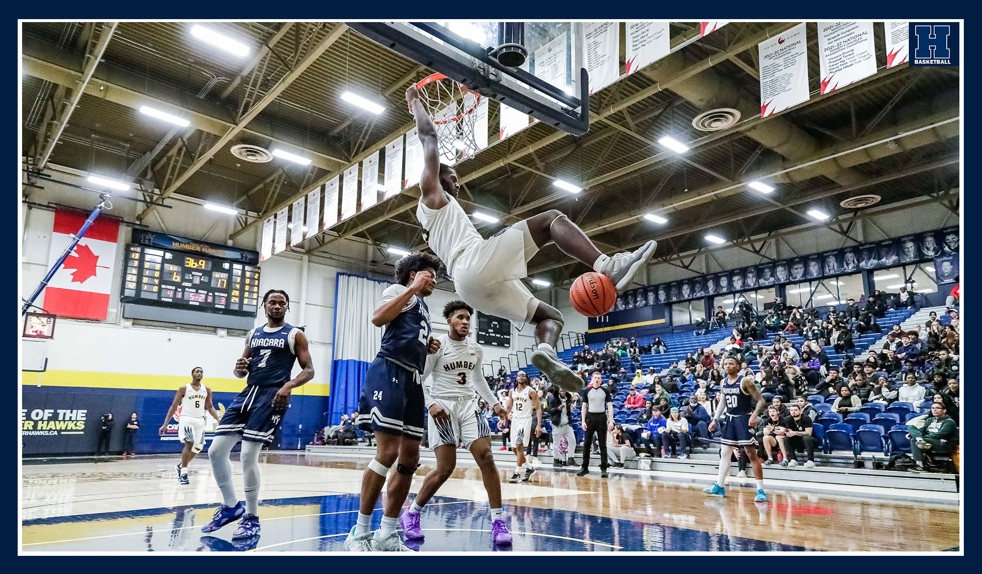 Jamani Barrett dunks in-game